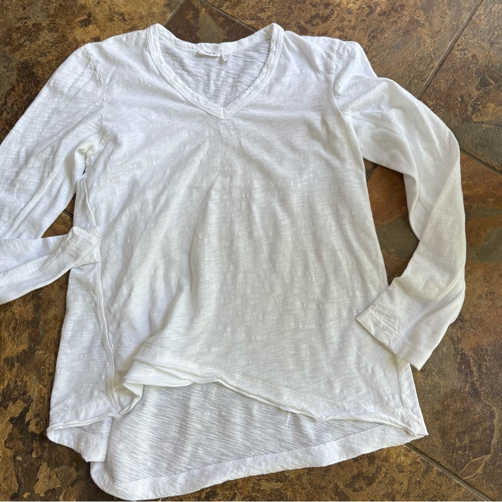 Wilt Unique White V-Neck Top, size small, excellent condition, made in the USA